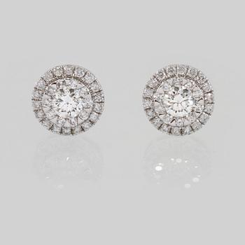 ÖRHÄNGEN, 18K vitguld med briljantslipade diamanter 0.75 ct. Vikt 2,4 gram.