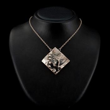 ERÄ KAULAKORUJA, 4 kpl. Hopeaa. Paino 177 g.