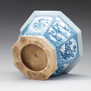 A blue and white flower pot, Qing dynasty, 18th Century.