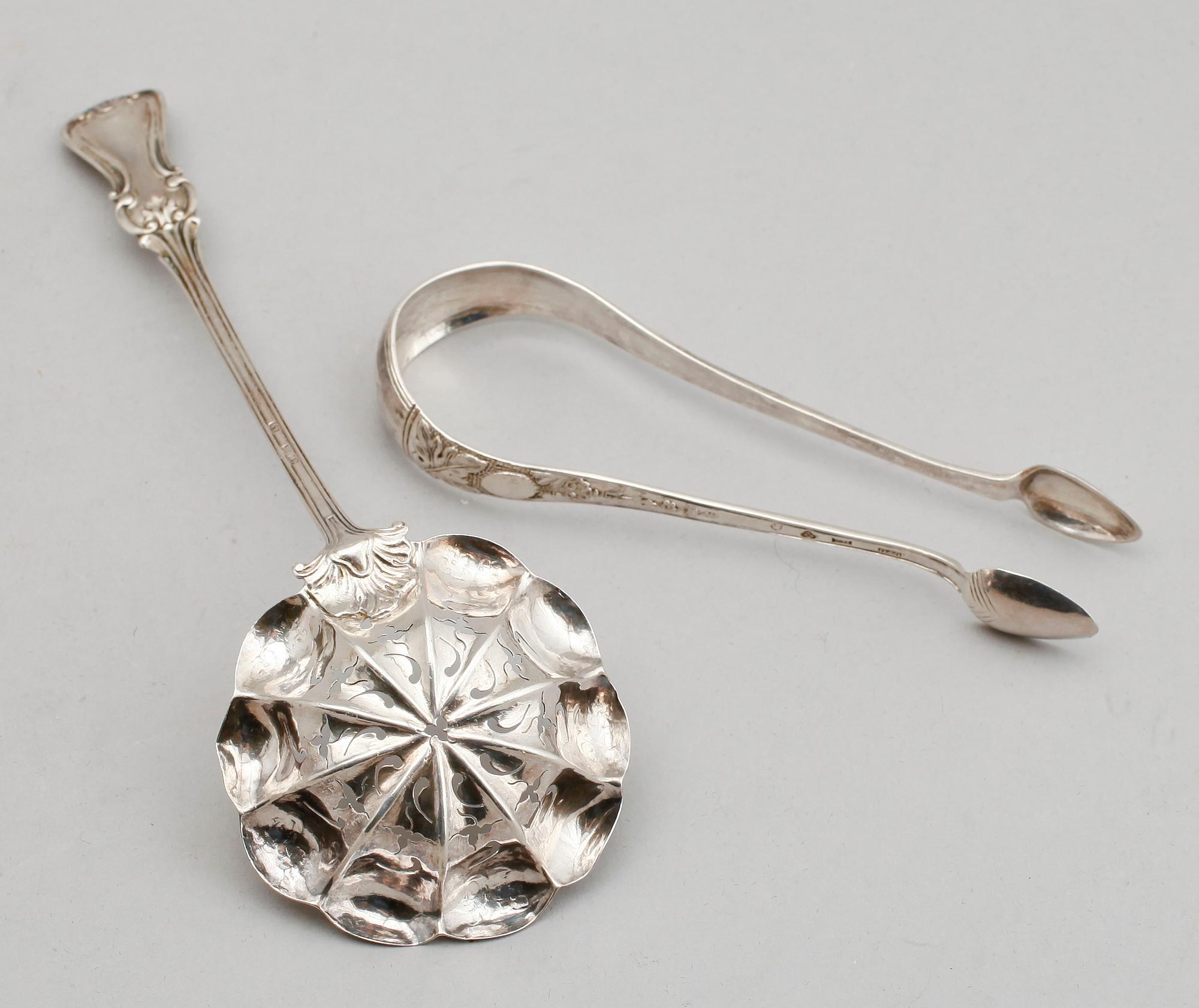 STRÖSKED SAMT SOCKERTÅNG, silver, 1800-tal. Vikt ca 64 g.