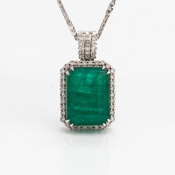 Halsband, 14K vitguld, smaragd ca 14.65 ct och diamanter ca 0.76 ct tot enligt IGI-certfikat.