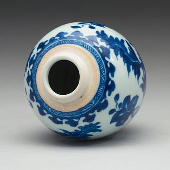 A blue and white jar, Qing dynasty, Kangxi (1662-1722).