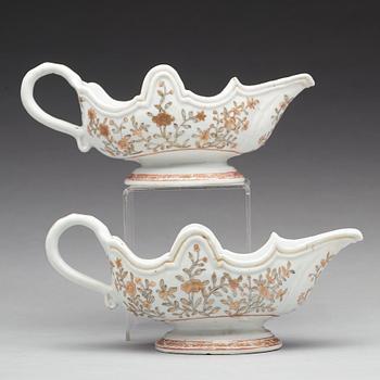 A pair of 'rouge de fer' sauce boats, Qing dynasty, Qianlong (1736-95).