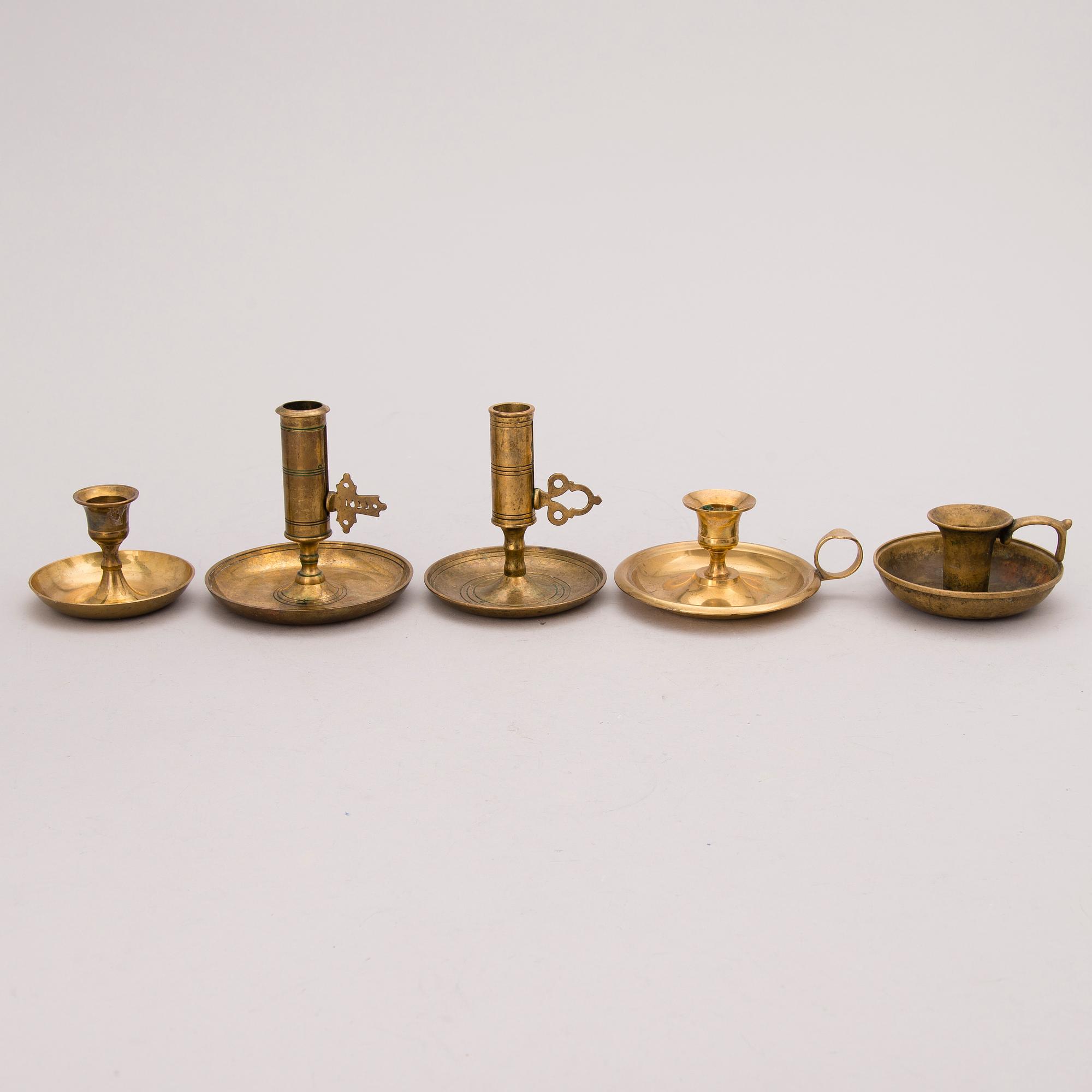 PARTI KANDELABRAR OCH LJUSSTAKAR, mässing, 1800/1900-tal.