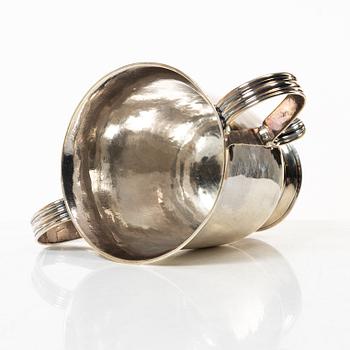 An English silver porringer, mark of Benjamin Cartwright I, London 1760.