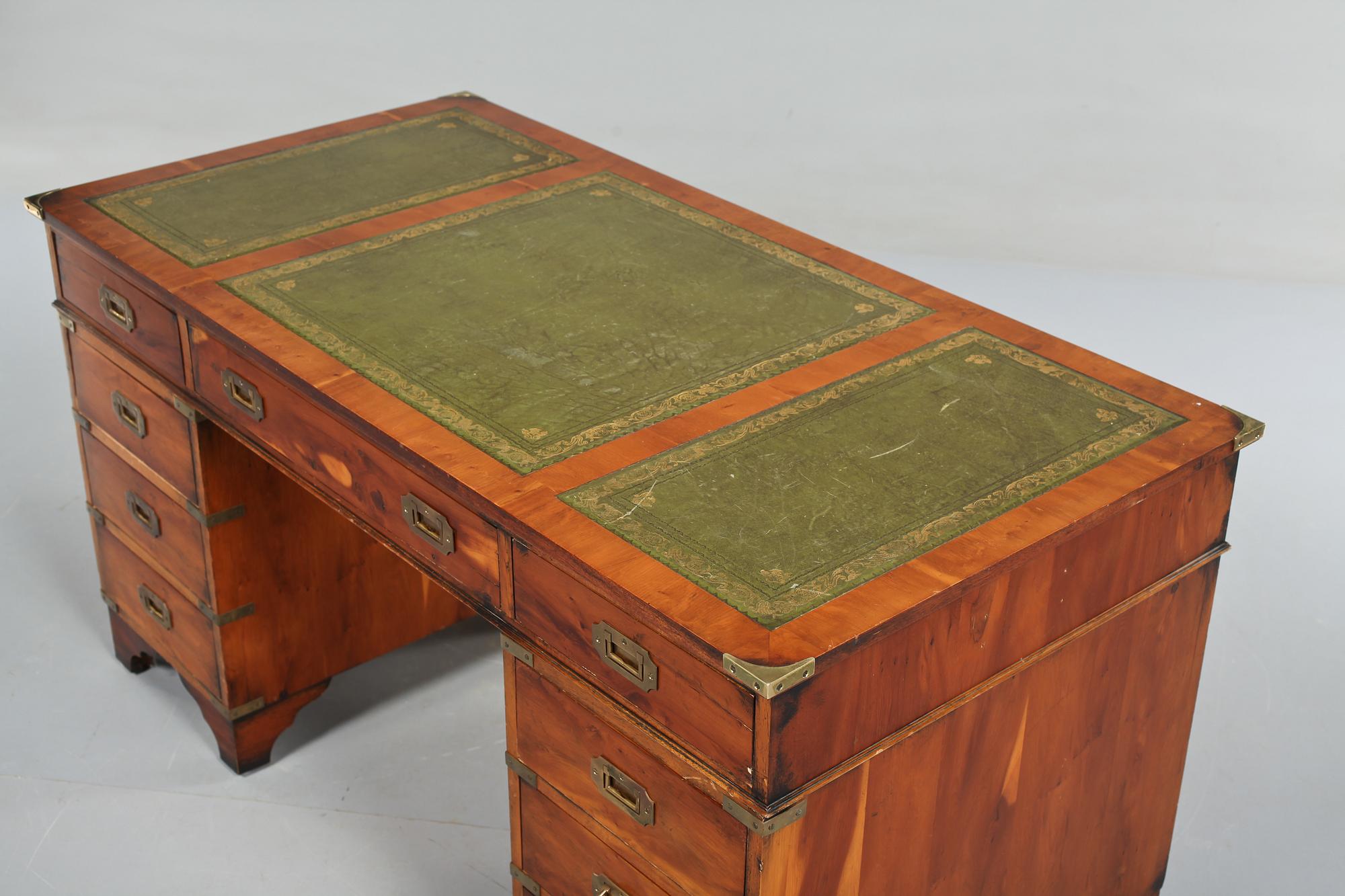 SKRIVBORD, engelsk stil, 1900-talets andra hälft.