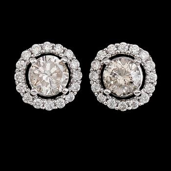 ÖRHÄNGEN, 1 par, 18 k vitguld, briljantslipade diamanter tot ca 1.24 ct.