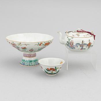 A Chinese porcelain tazza, bowl and teapot, late Qing dynasty, late 19th century.