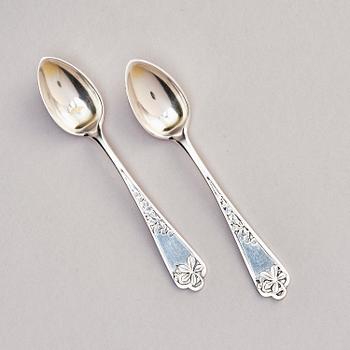 Teodor Werner & Co, ett par tekoppar med fat och skedar, silver, sannolikt Warzawa, 1899-1904.