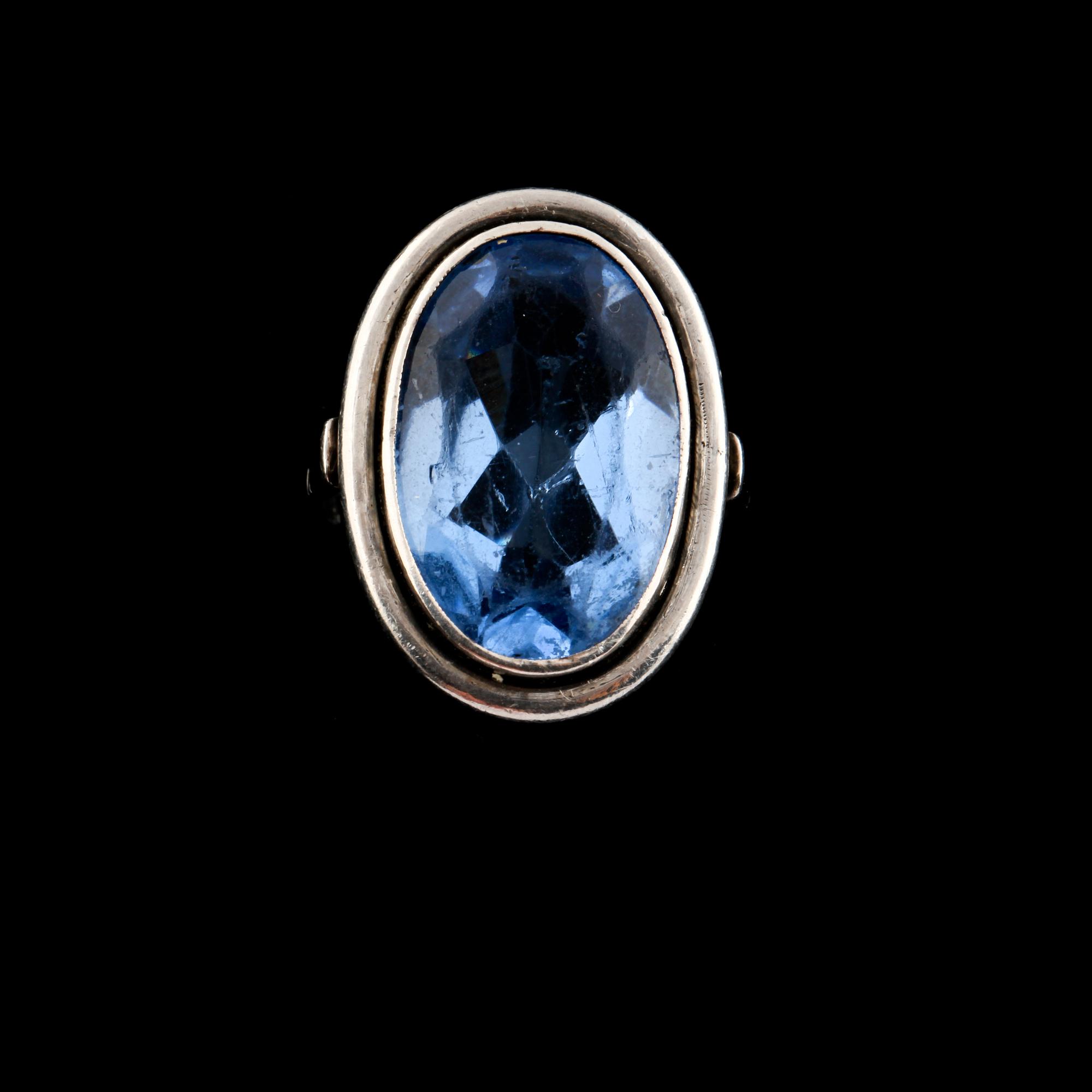 RING, sterlingsilver med ovalslipat blått glas, importstämplad. Vikt 8,1 g.