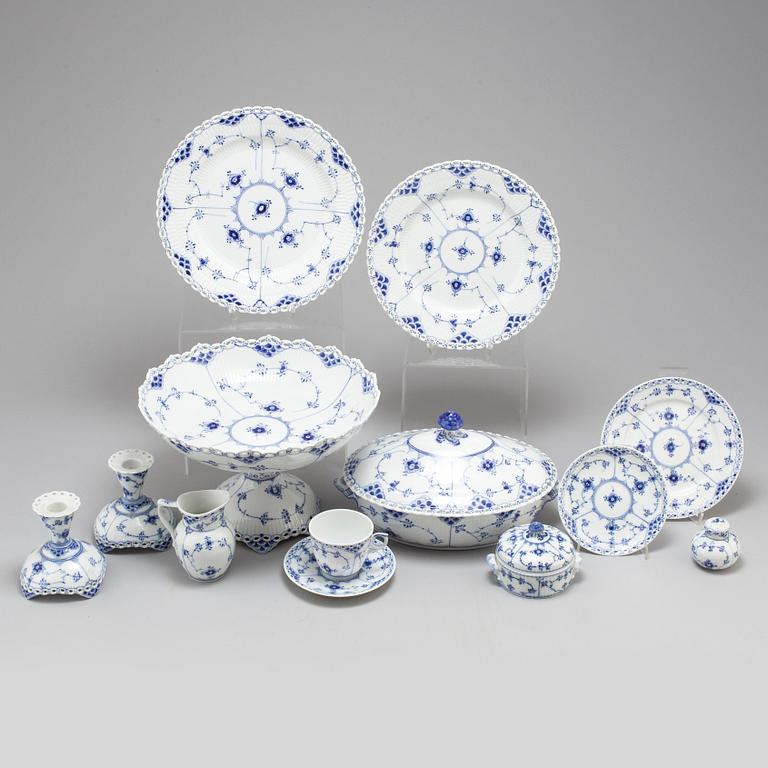 Fortyone pieces of Musselmalet dinner service from Royal Copenhagen.