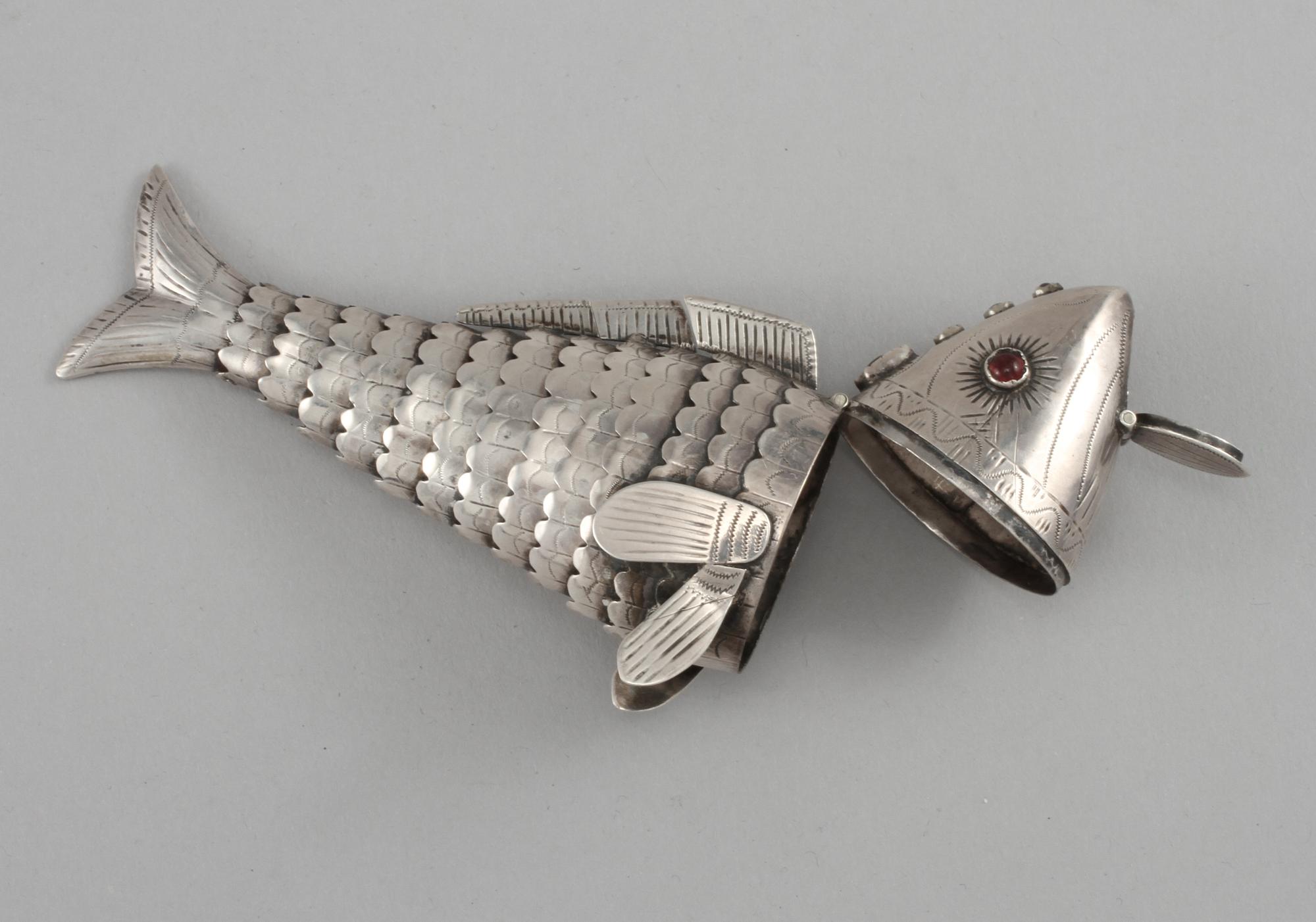 LUKTDOSA, silver samt paste, utländska stämplar, 1900-tal. Vikt 44,5 gram.
