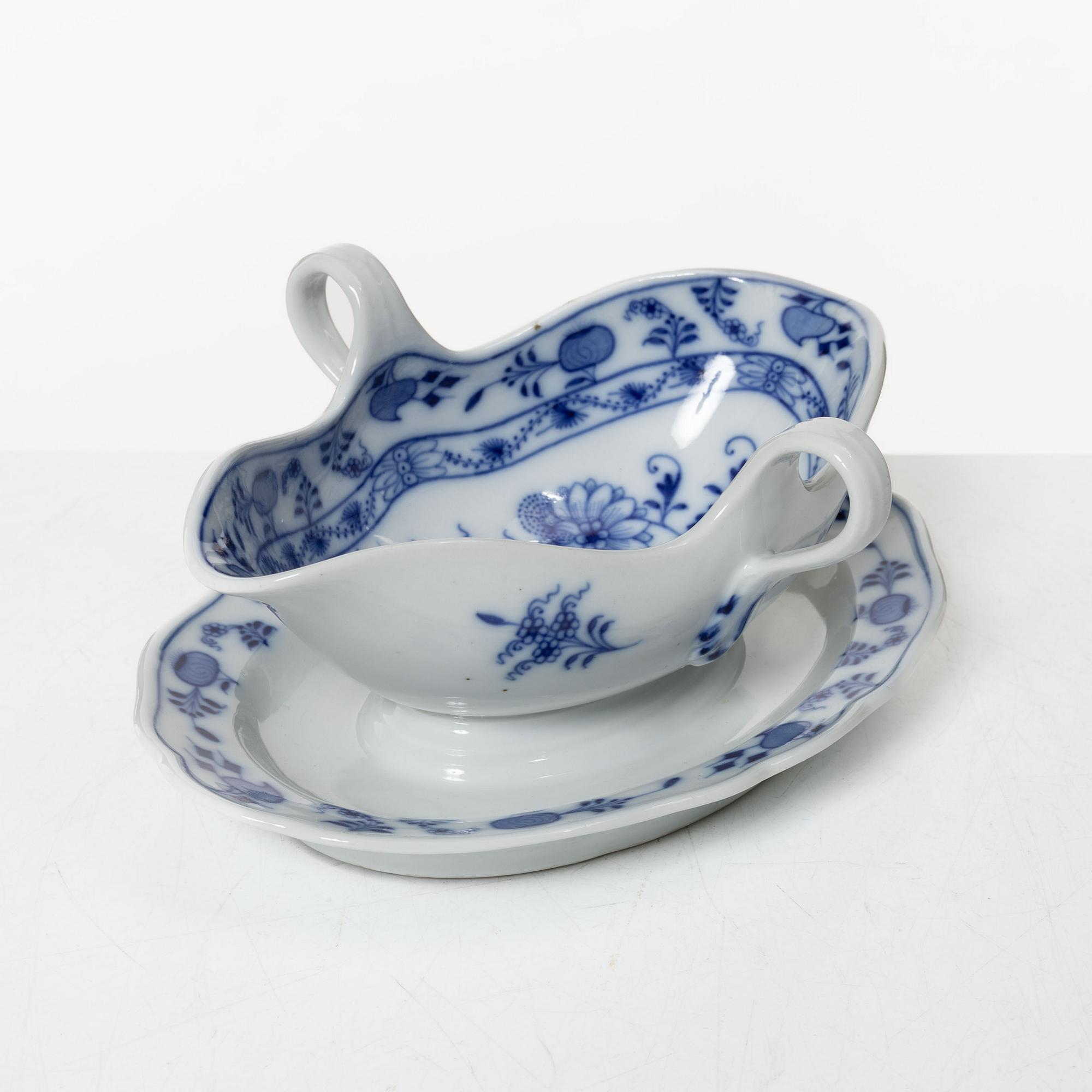 A 54-piece porcelain dinner service, 'Onion pattern/Zwiebelmuster', predominantly Meissenstadt, Tyskland.