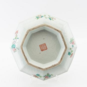 Bowl on foot, Chinese porcelain 19th century.