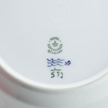 MATSERVIS, 49 delar, porslin, "Musselmalet", Royal Copenhagen, 1900-talets andra hälft.