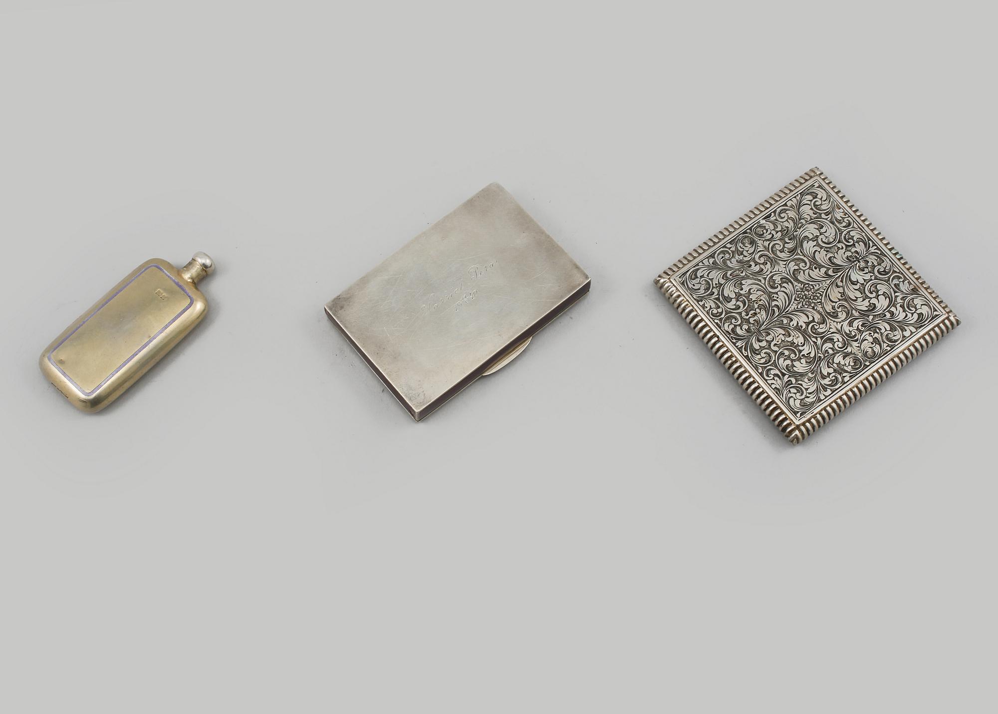 LUKTDOSA, PARFYMFLASKA och PUDERDOSA, silver och låghaltigt silver, 1900-talets första hälft/mitt.