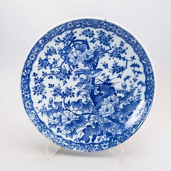 A pair of eraly 1900s Japanese porcelain plates.