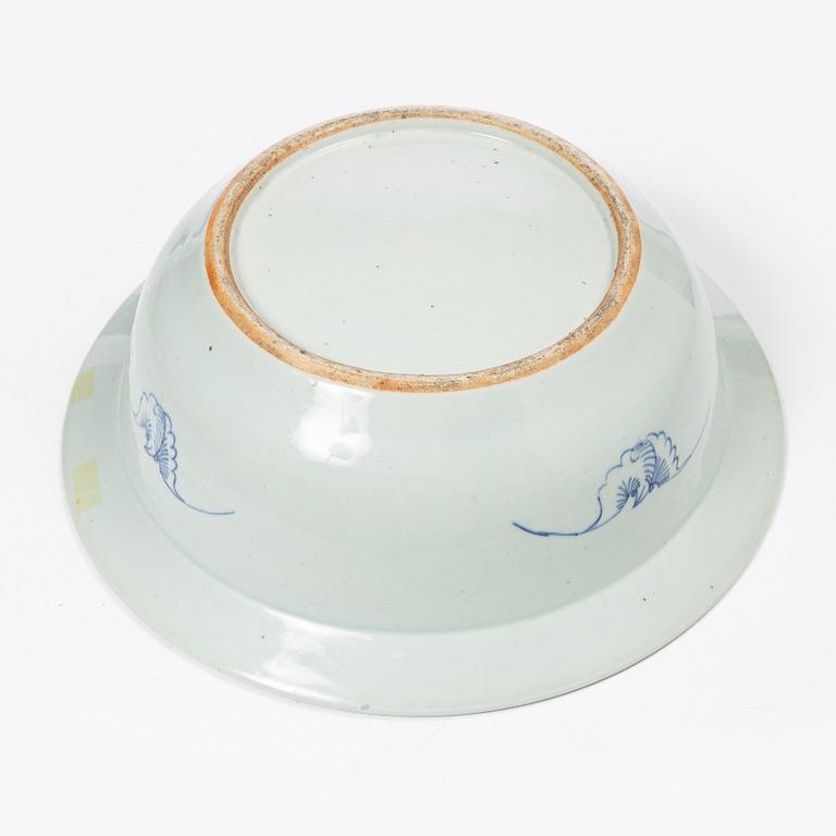 A large blue and white basin, Qing dynasty, 19th century.