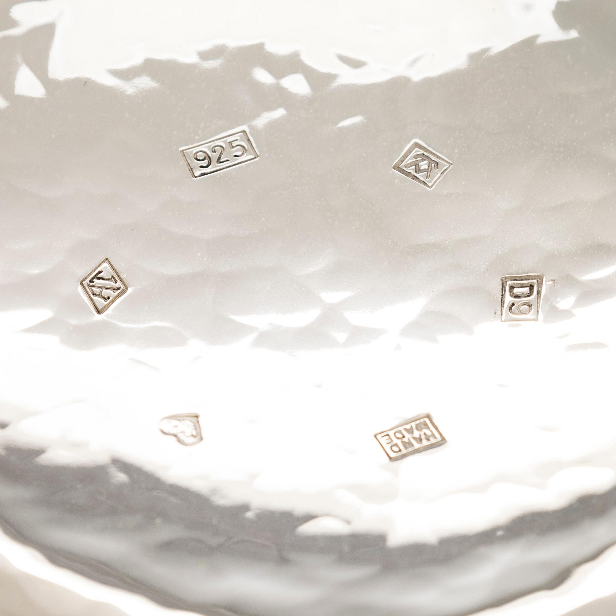 A. Tillander, skål, sterlingsilver och emalj. Helsingfors 2005.