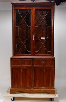 VITRINSKÅP, engelsk stil, 1900-talets mitt.