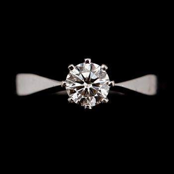 RING, 18 k vitguld, briljantslipad diamant 0,70 ct enl gravyr.