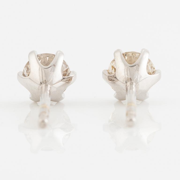 Örhängen, ett par, 18K vitguld med briljantslipade diamanter.