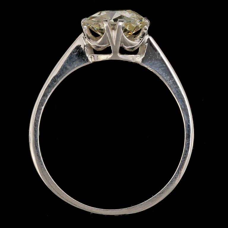 RING, 18k vitguld med gammalslipad diamant, ca 1.4 ct, Carl Hoff, Helsingborg, 1977. Vikt 3 g.