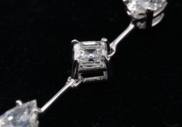 RIIPUS, sydän-, prinsess-, ovaali- ja pisarahiottuja timantteja n. 2.84 ct. H-G/vs. 18K valkokultaa. Paino 5,5 g.