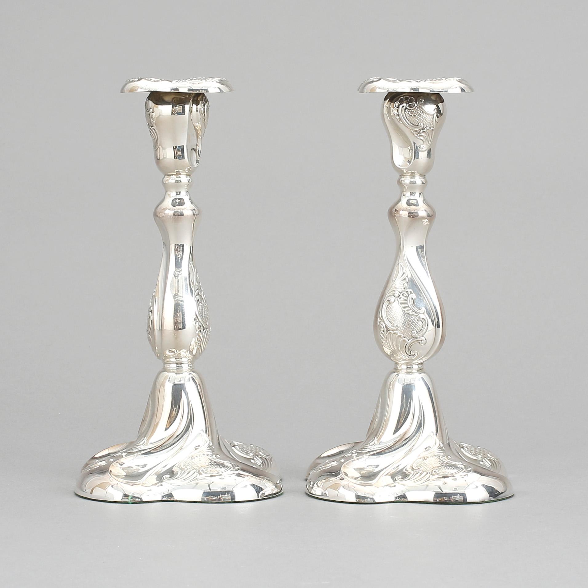 LJUSSTAKAR, ett par, silver, rokokostil, omkring 1900-talets mitt.