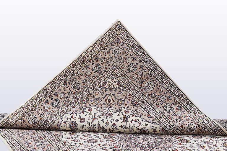 A carpet, Kashan, ca 368 x 245 cm.
