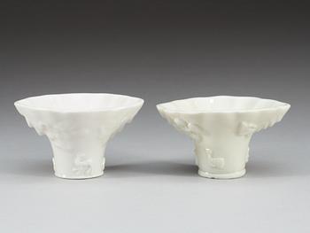 VINOFFERBÄGARE, två stycken, blanc de chine. Qing dynastin, Kangxi (1662-1722).
