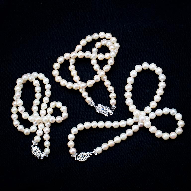 PÄRLCOLLIER, 3 st, odlade pärlor med silverlås.