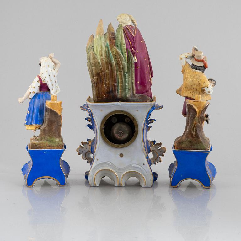 Bordsgarnityr, 3 delar, porslin, Frankrike, 1800-talets mitt/andra hälft.