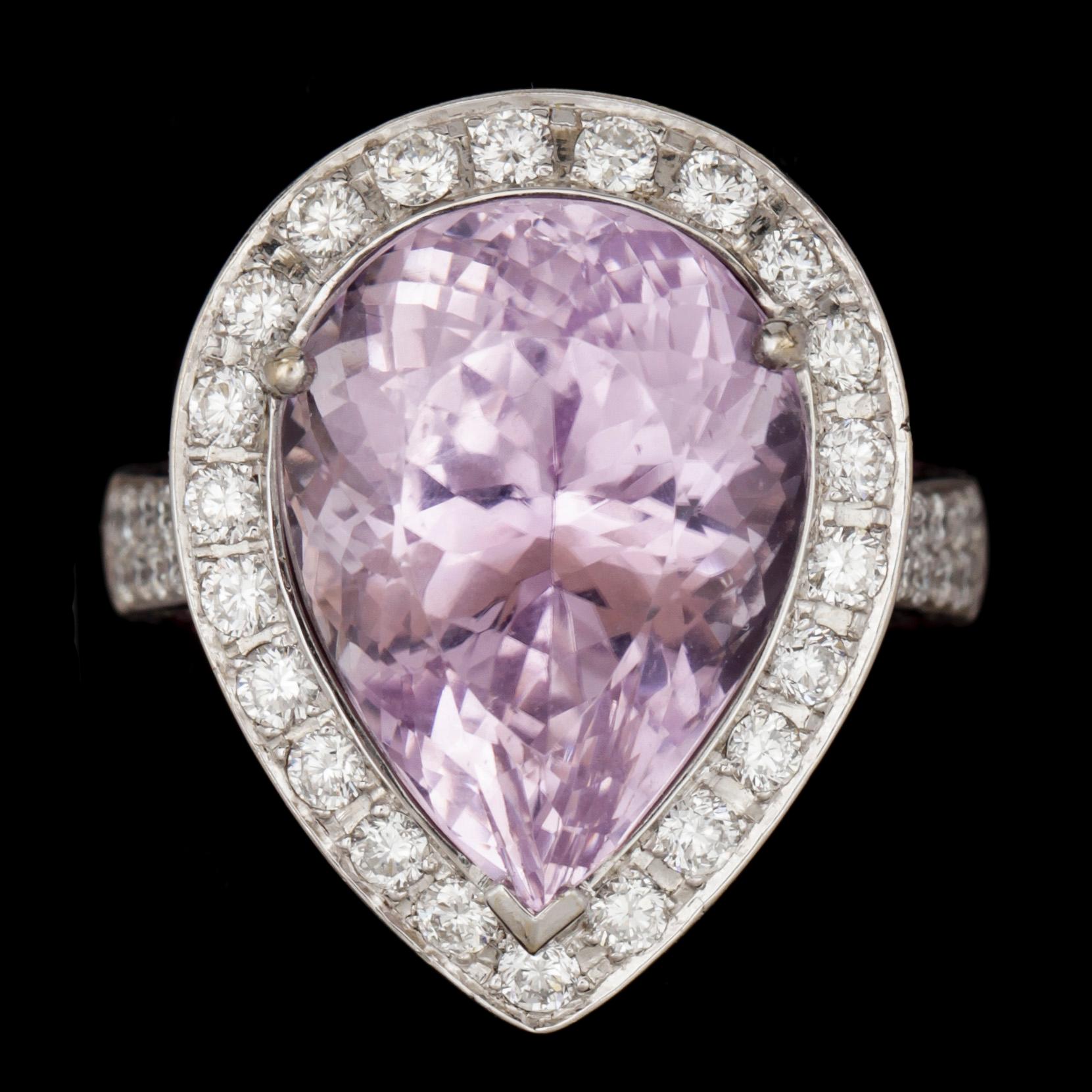 RING, 18k vitguld, kunzit ca13,41ct, diamanter tot ca1,03ct, rosa safirer tot ca0,52ct. Vikt 12,3g.
