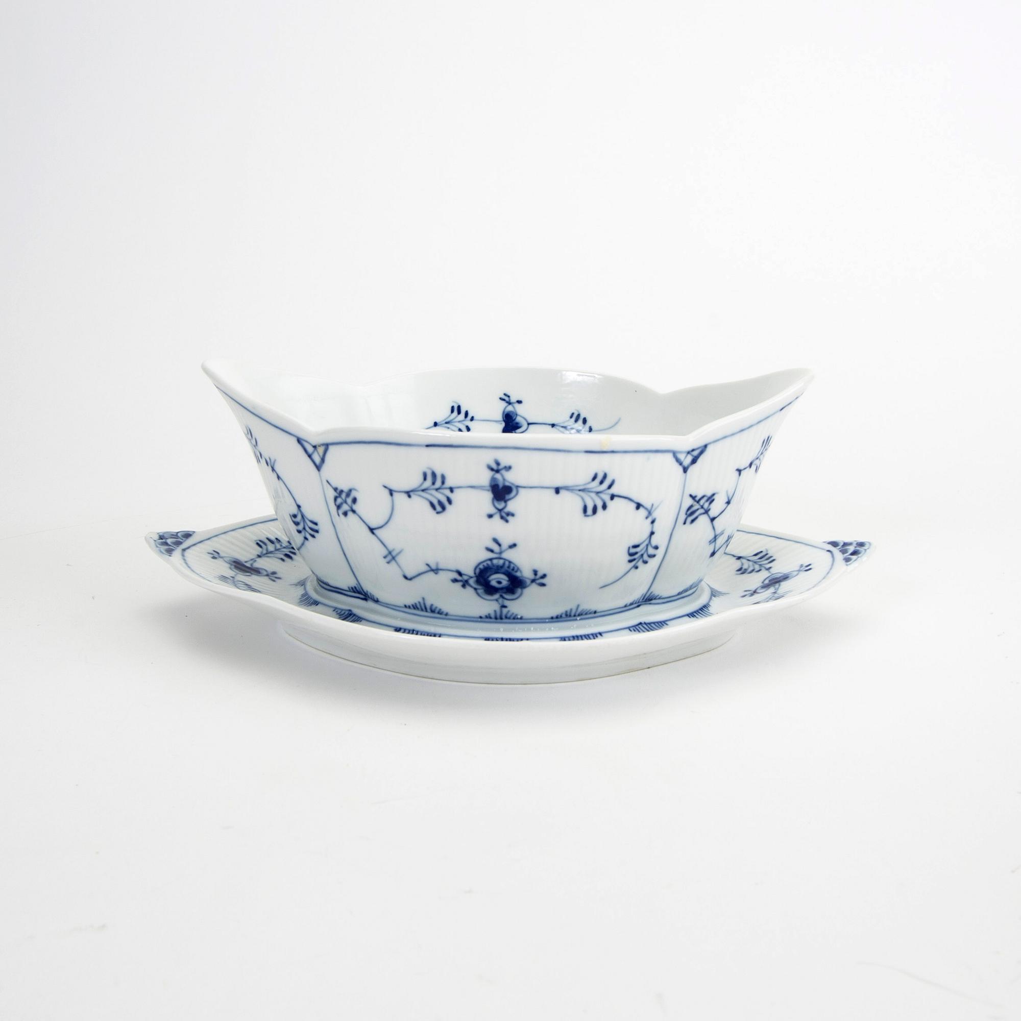 A Musselmalet 25 pcs porcelain service Royal Copenhagen Denmark 1870-1984.