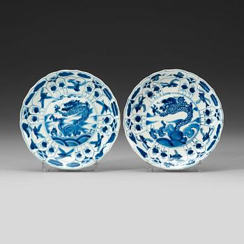 524. A pair of blue and white dragon dishes, Qing dynasty Kangxi (1662-1722). With Chenghuas six characters mark.