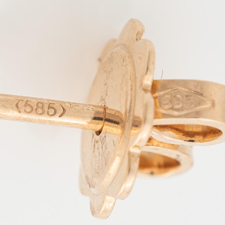 Earrings with brilliant-cut diamonds.