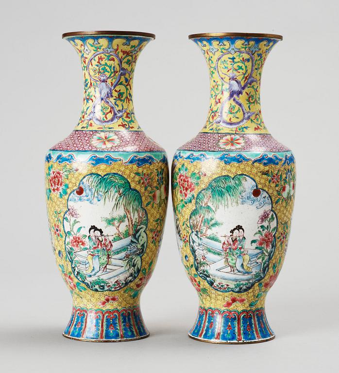 VASER ett par. cloisonné. Kina. 1900-tal.