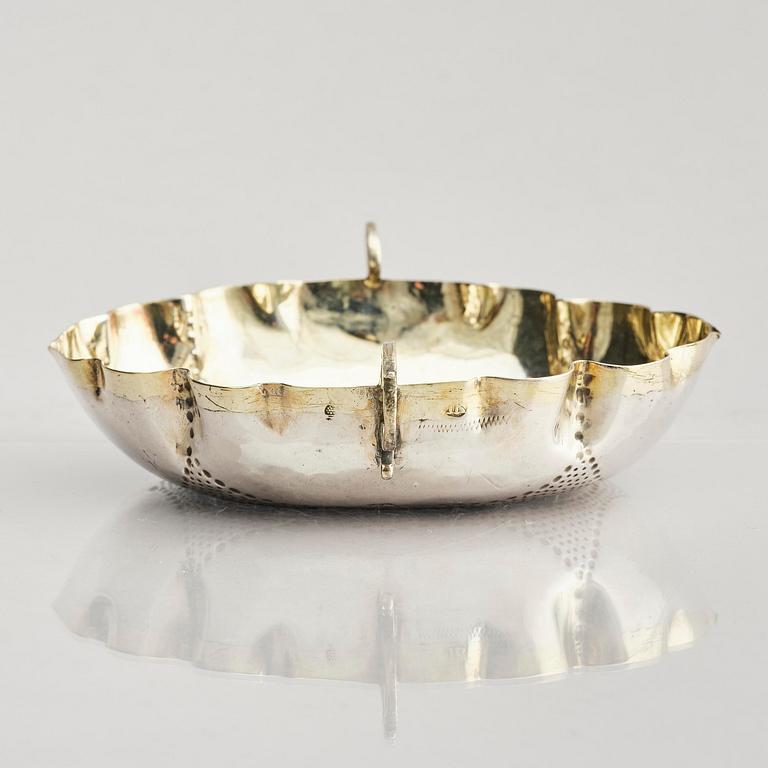 A small German parcel-gilt silver bowl (wine tasting bowl), mark of Johannes Kilian, Augsburg 1689-1692.