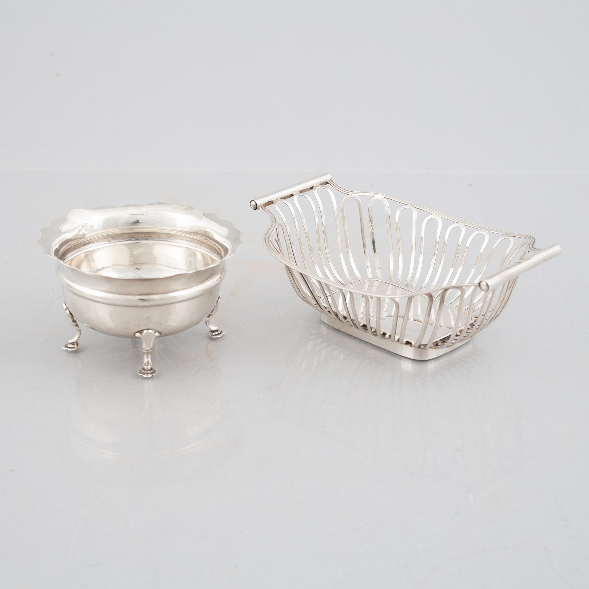 Seven pieces of English silver, different silver smiths, 1904-1936.