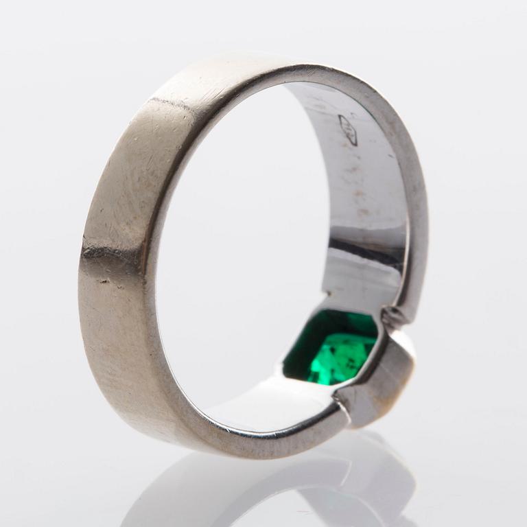 RING, 18K vitguld med smaragd ca 1.00 ct.