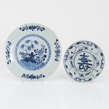 A group of four Chinese blue and white dishes, late Ming/early Qing dynasty, 17th and 18th century.