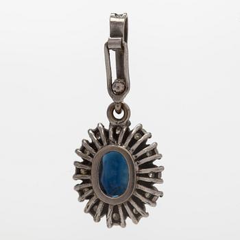 Hänge, carmosémodell, 18K vitguld med safir och diamanter.