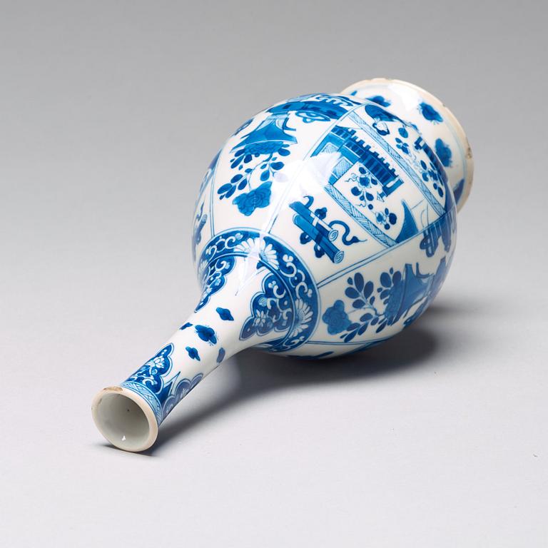 A blue and white vase, Qing dynasty, Kangxi (1662-1722).