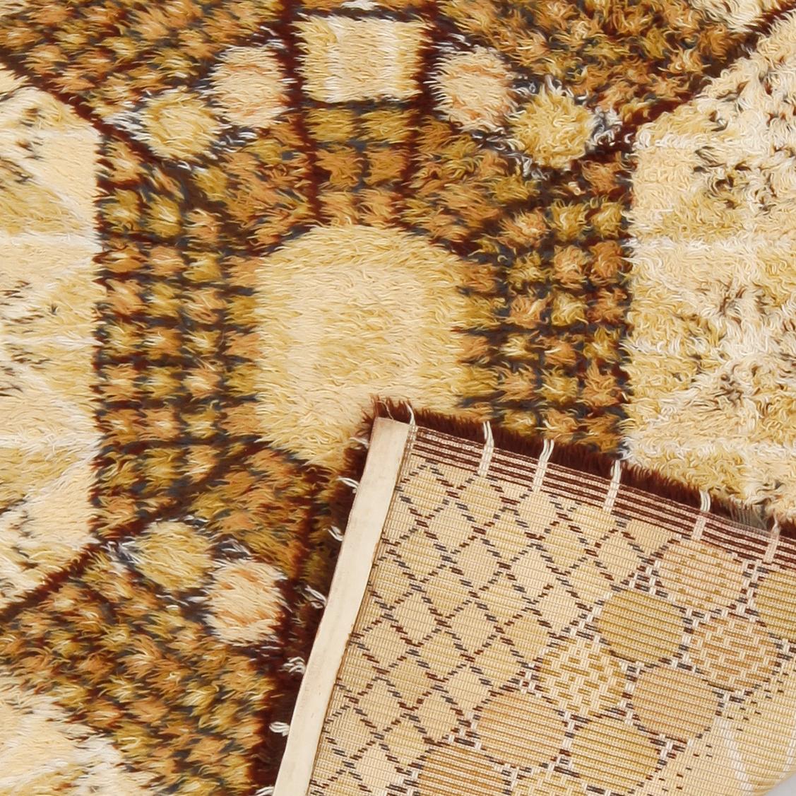 MATTA, maskintillverkad rya, "Löfstad" Marianne Richter, ur Östergyllen-serien. Ca 225 x 167 cm.