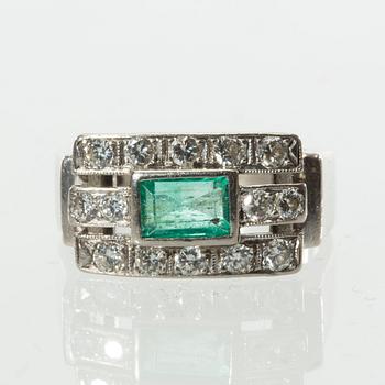 RING, 18 k vitguld med diamanter ca 0.50 ct samt smaragd ca 0.40 ct. Gunnar Fahlström, Stockholm, 1954. Vikt ca 9 g.
