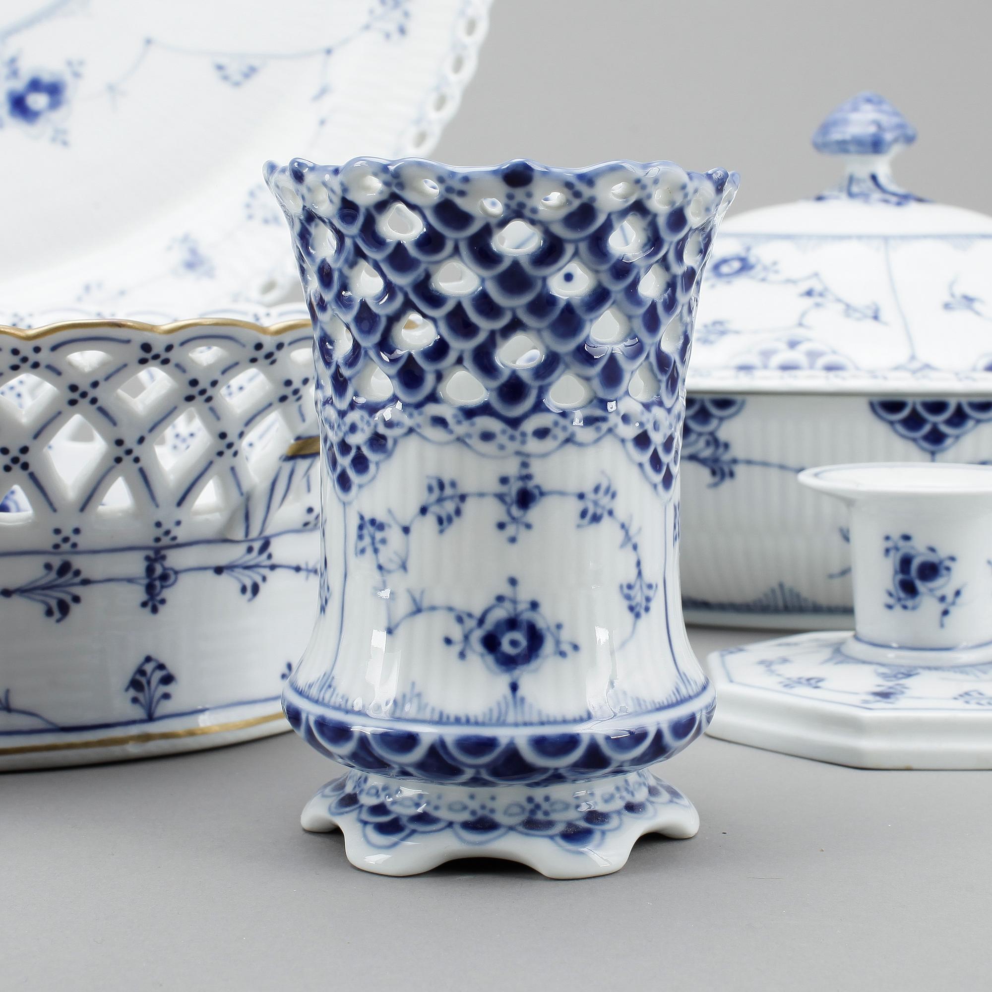 SERVISDELAR, 84 stycken, porslin, Musselmalet, Royal Copenhagen.