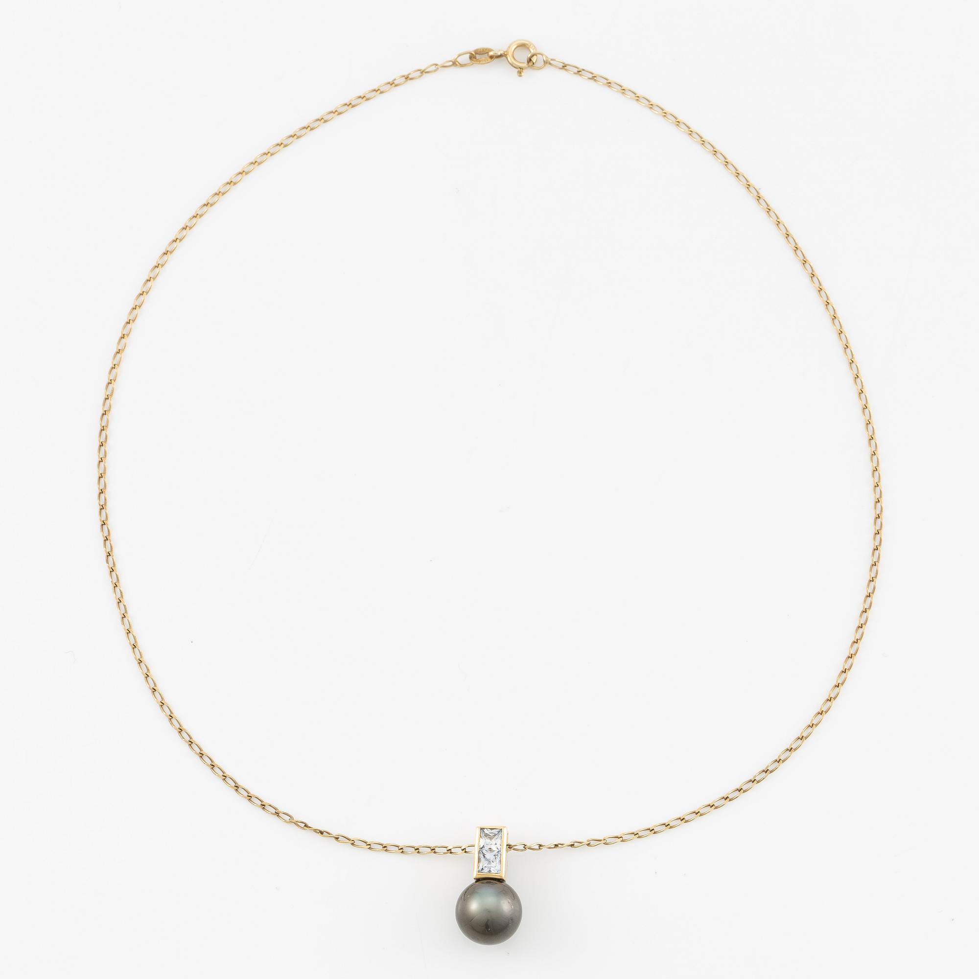 Pendant in 18K gold with a cultured pearl and faceted white stones.