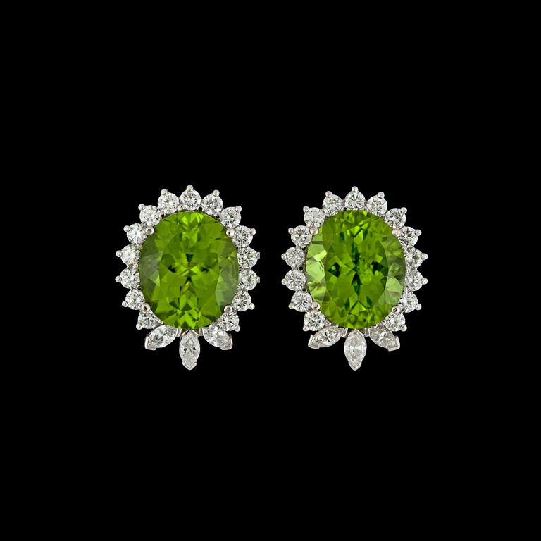 A pair of peridote, tot, 13.82 cts, and brilliant cut diamond earrings, tot. 1.95 cts.