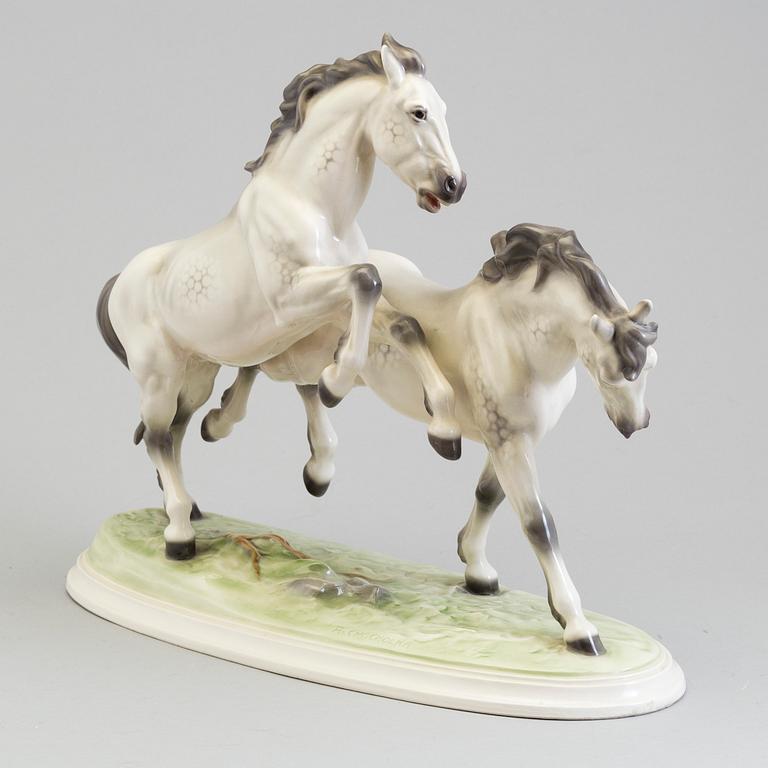 A PORCELAINE SCULPTURE BY RUDOLF CHOCHOLKA, AUSTRIA, 20TH CENTURY.